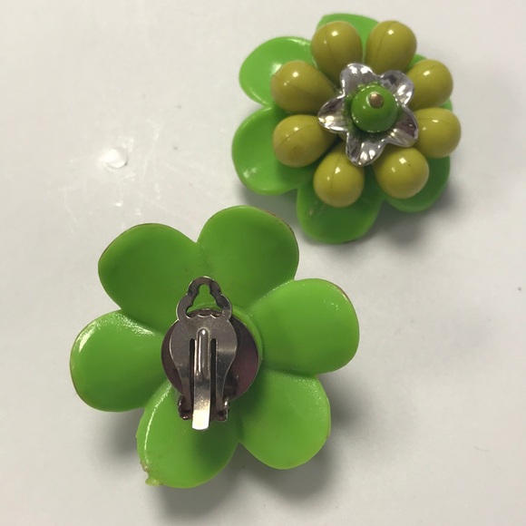 VINTAGE Green Plastic Flower Earrings - Picture 4 of 6